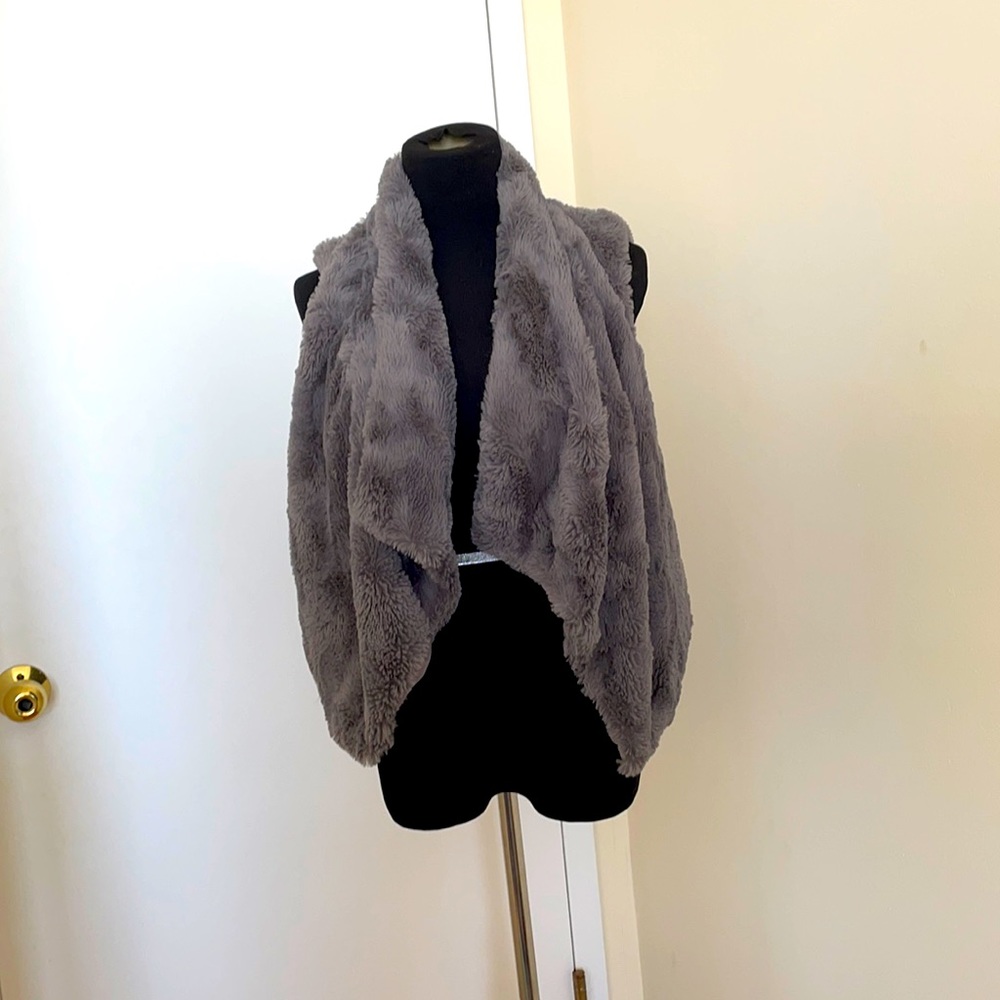 Jack by BB Dakota gray furry vest — small